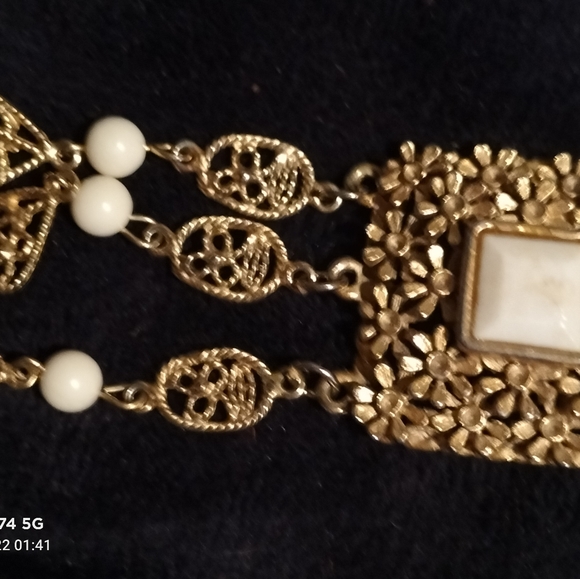 Goldtone brooch with white stones - Picture 2 of 5